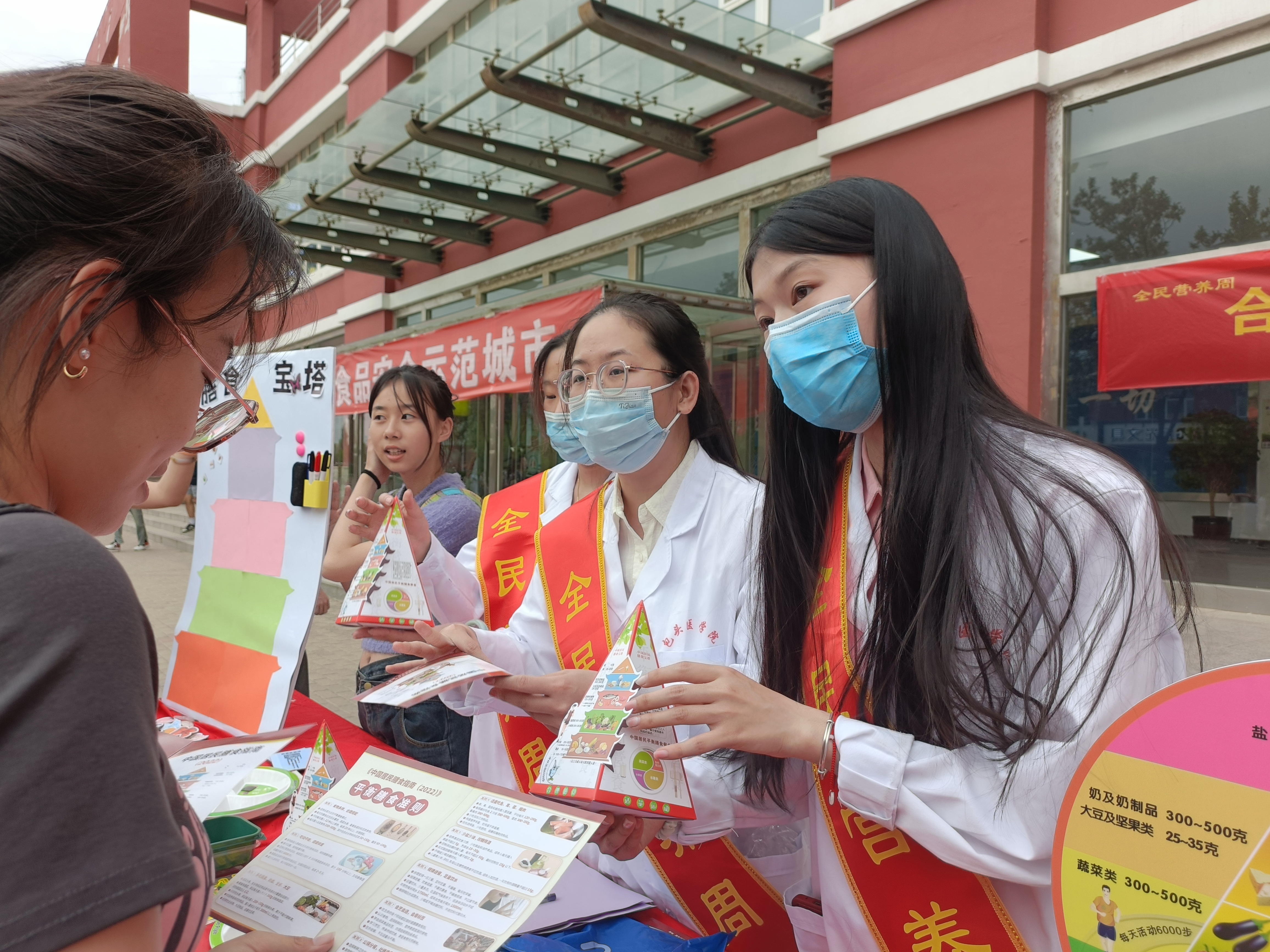 5.18包头医学院营养宣传科普团队在包头医学院向同学们宣传营养知识2.jpg